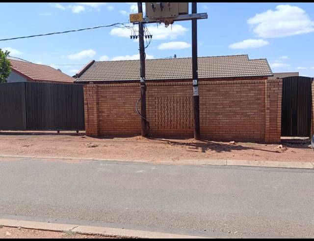 3 BEDROOM HOUSE FOR SALE IN PROTEA GLEN EXT